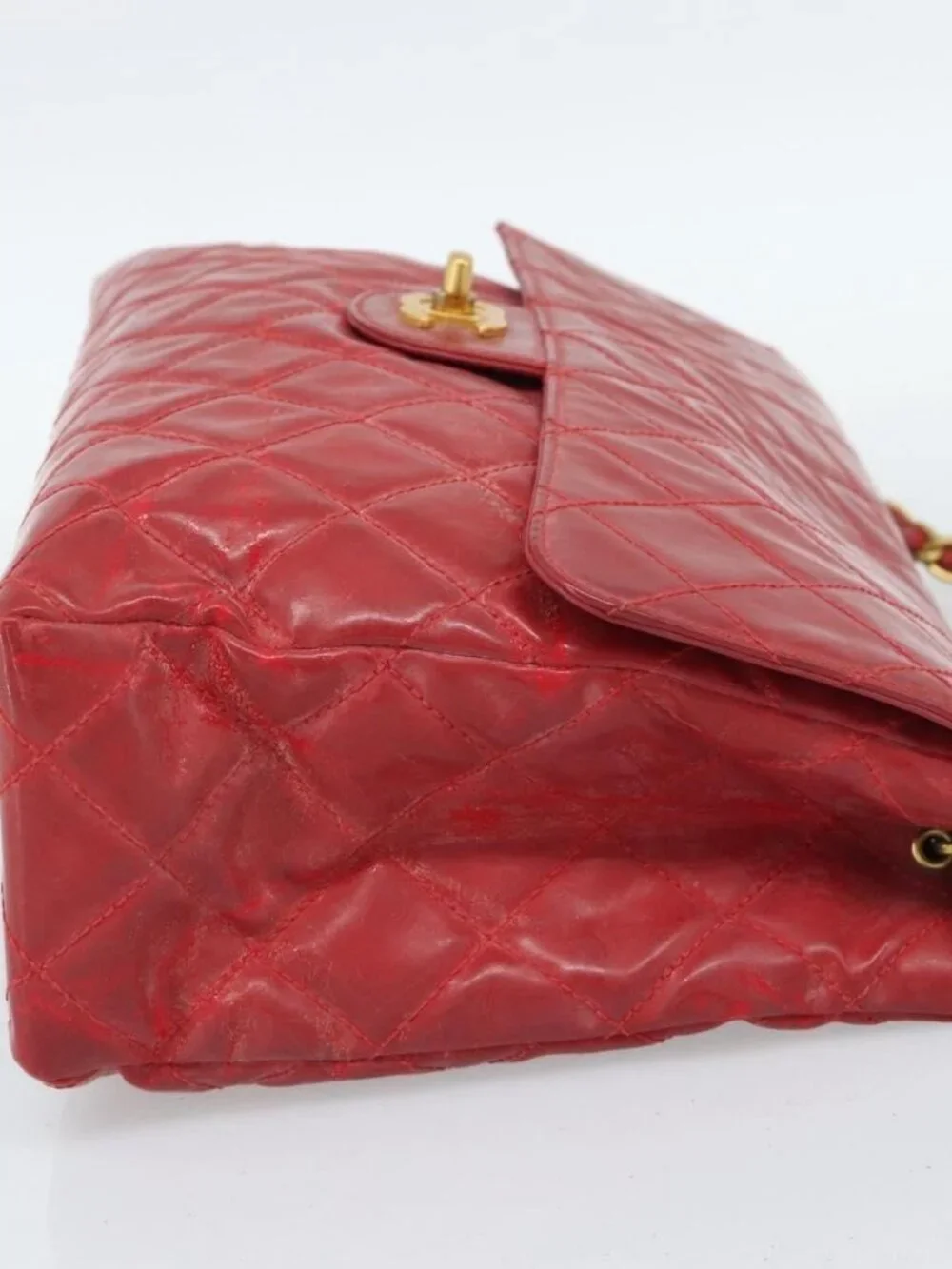 CHANEL brand	chanel color	red